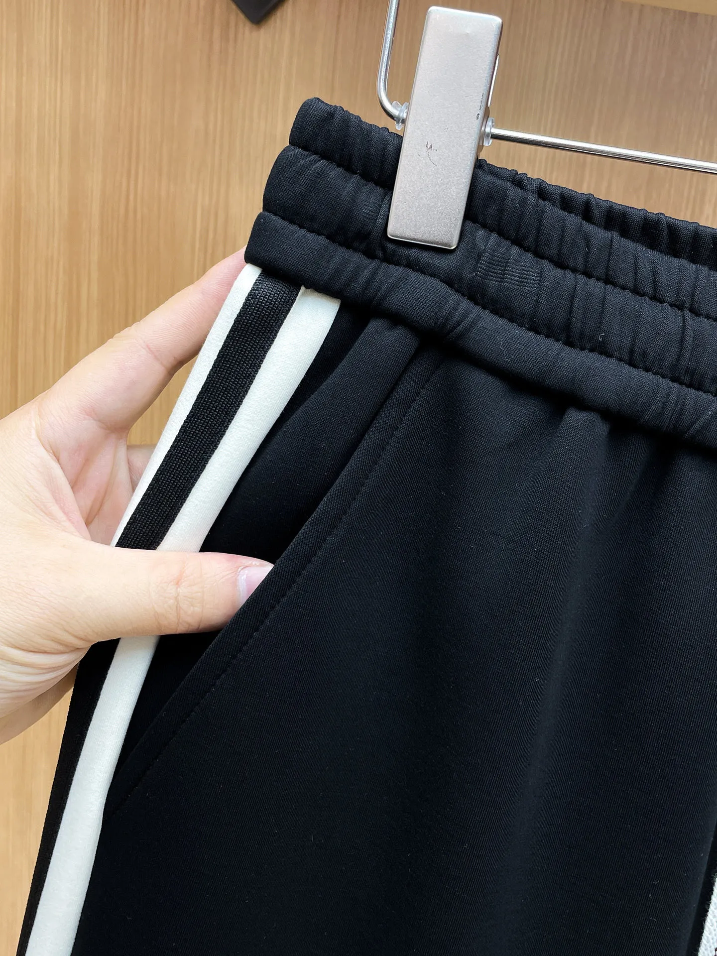 Balenciaga 2026 New Arrival counter Same Style casual suit, Breathable, comfortable and casual! Full of high-end feel! The details are exquisite and high-end, and the workmanship is impeccable! The original Premium fabric is very high-end! The fabric is crisp and anti-wrinkle Wear-Resistant, warm, neat and stylish. Everyone must buy a set this autumn and winter. They must look cool and cool when wearing them. We especially recommend Sizes M-3XL